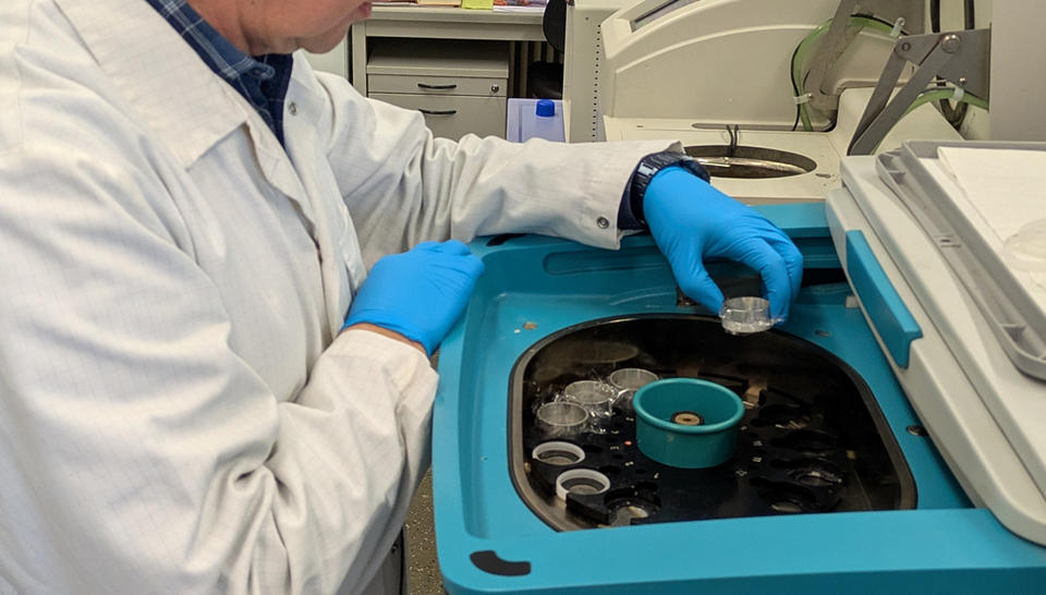 RFA (Röntgenfluoreszenzanalyse) zur qualitativen und quantitativen Bestimmung der elementaren Zusammensetzung einer Probe