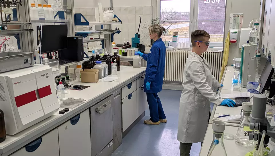 Mittels TOC-Analyse (Total Organic Carbon) wird die Gesamtmenge an organischen Kohlenstoffverbindungen ermittelt, mittels IC (Ionenchromatographie) Ionen in Flüssigkeiten.