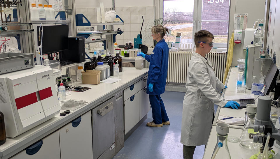Mittels TOC-Analyse (Total Organic Carbon) wird die Gesamtmenge an organischen Kohlenstoffverbindungen ermittelt, mittels IC (Ionenchromatographie) Ionen in Flüssigkeiten.