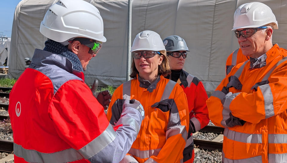 Jean-François Nogrette (r.) und Catherine Ricou (Mitte) im Gespräch mit dem Projektmanager