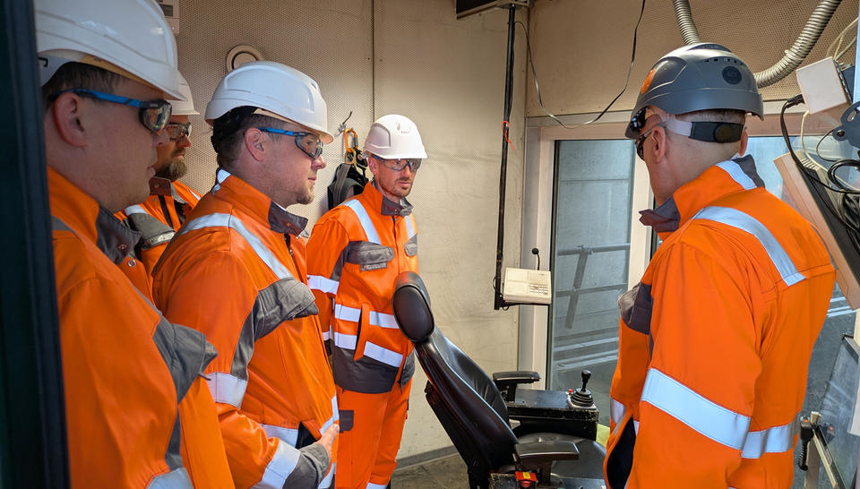 Blick auf den Arbeitsplatz des Kranfahrers