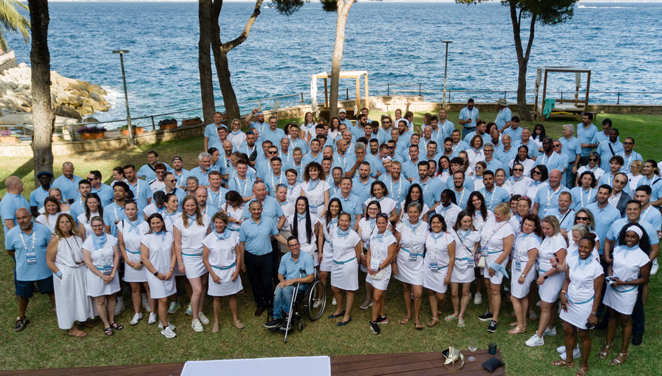 Gruppenbild mit 150 Teilnehmern von VEOLIA