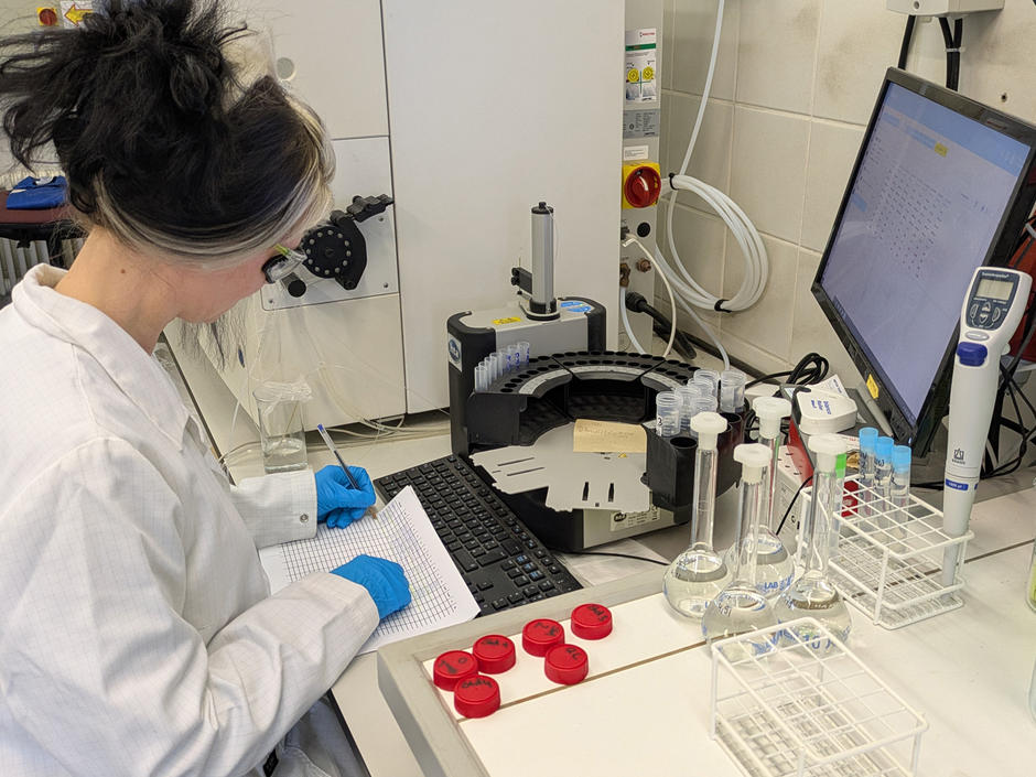 Mit ICP (Inductively Coupled Plasma) werden Schwermetalle wie Quecksilber in Flüssigkeiten gemessen.