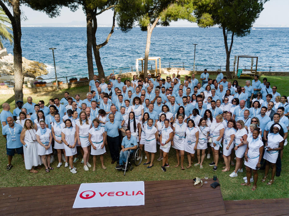 Gruppenbild mit 150 Teilnehmern von VEOLIA